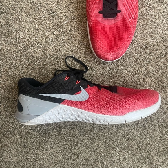 Nike Metcon workout shoes - Picture 2 of 3